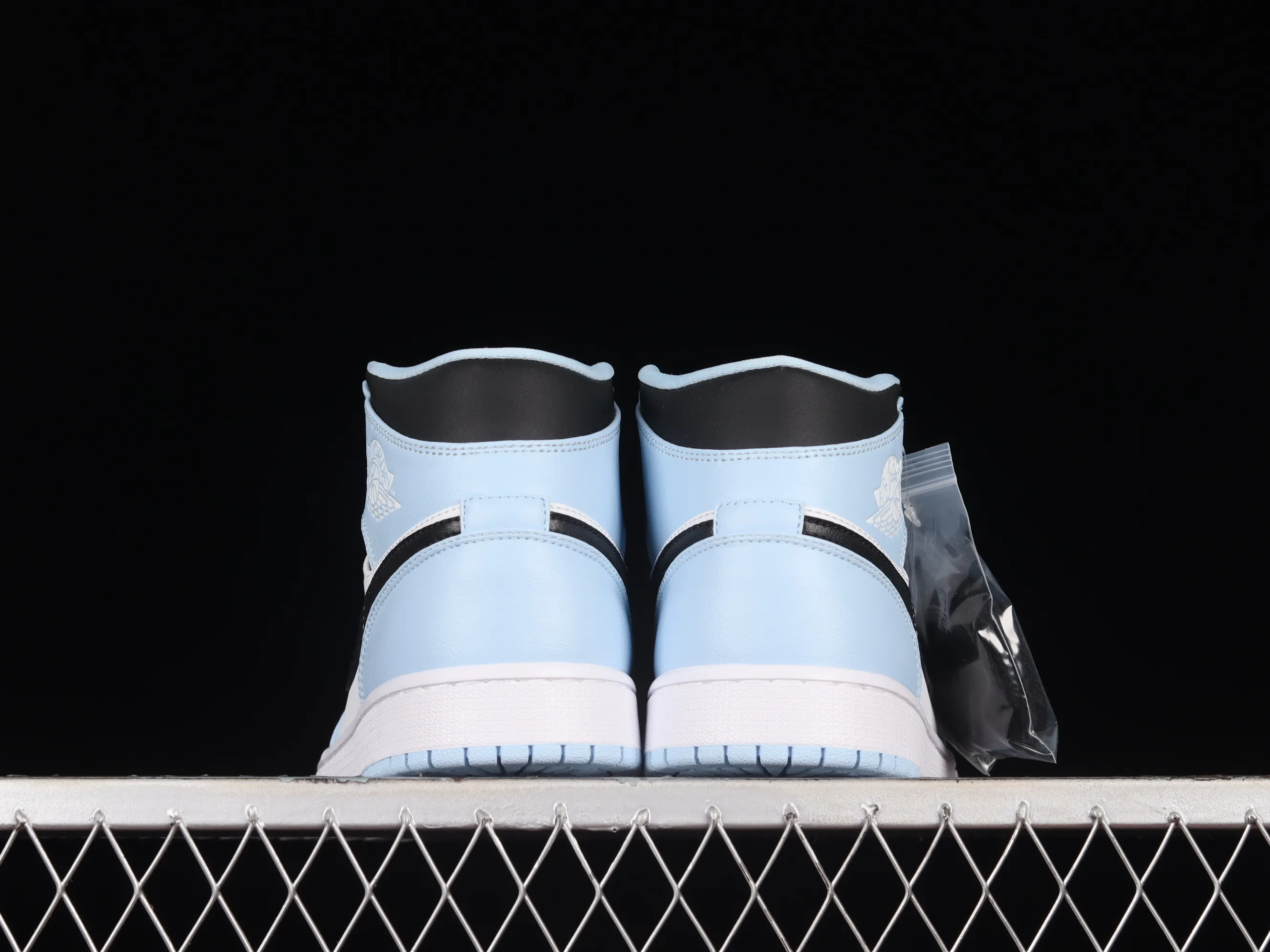 All Categories Air Jordan Jordan Series Basketball Shoes Air Jordan 1 Mid Air Jordan 1 Mid "University Blue" AJ1 Joe 1 Fresh Blue China Basketball Shoes 555112-401
